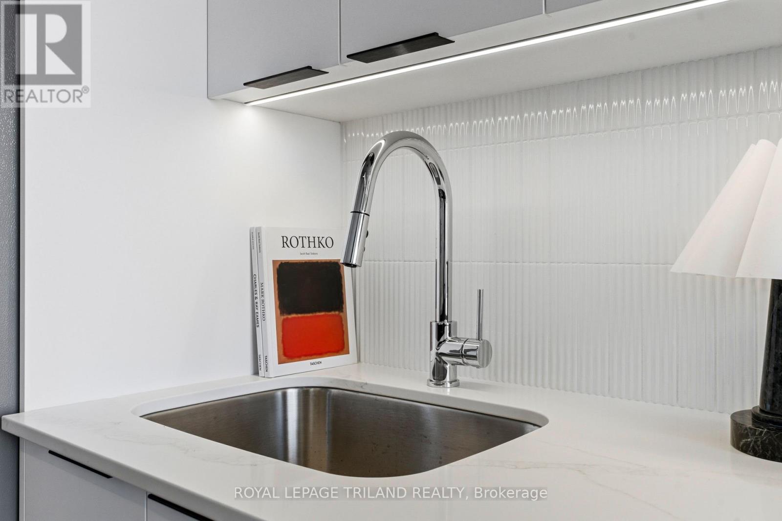 203 - 685 Richmond Street Property Photo 7