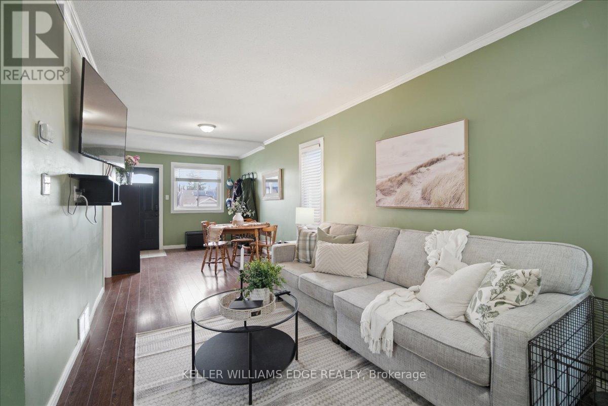22 Delena Avenue N Property Photo 3