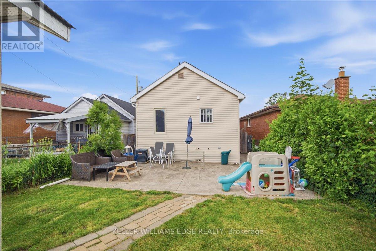22 Delena Avenue N Property Photo 17