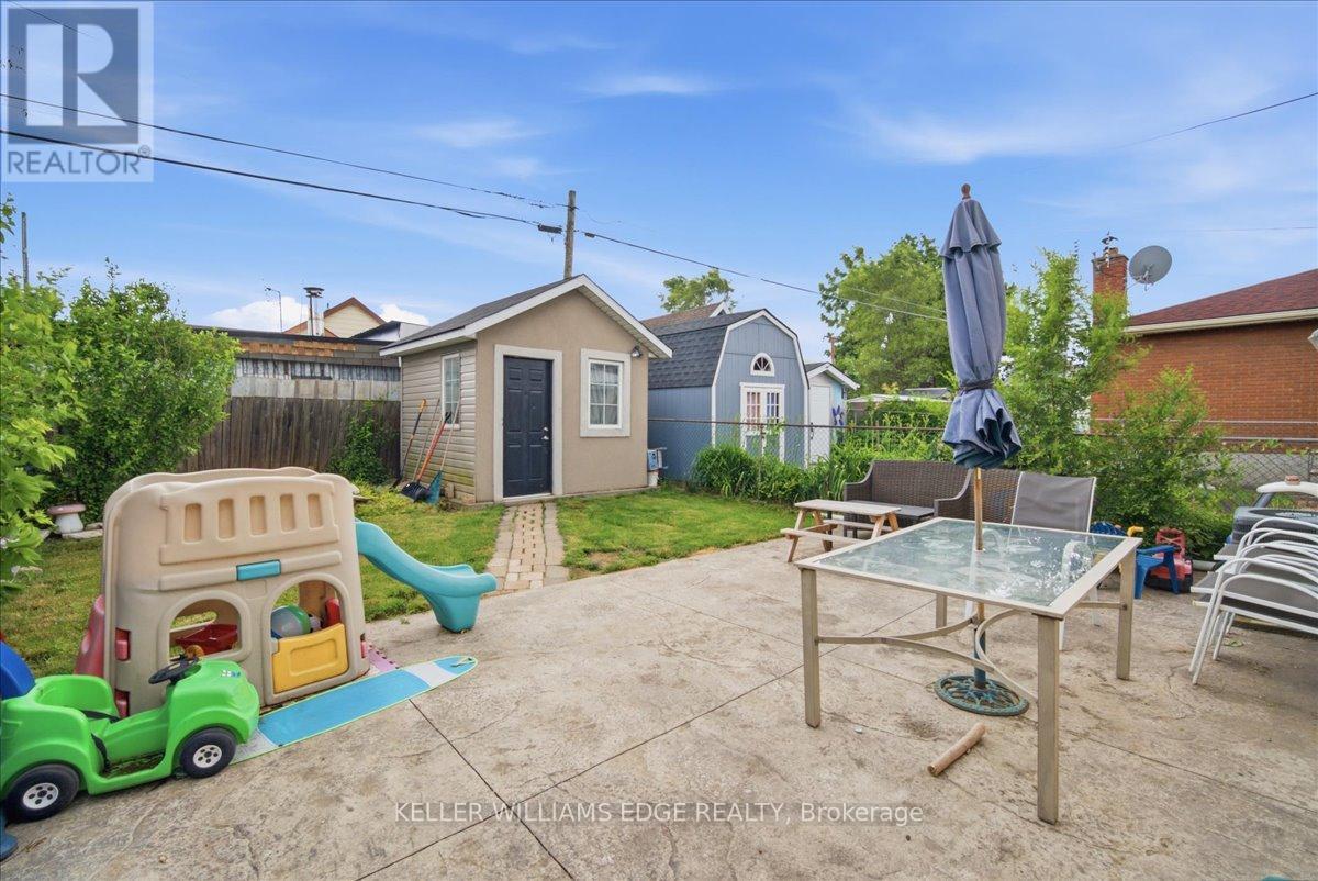 22 Delena Avenue N Property Photo 18