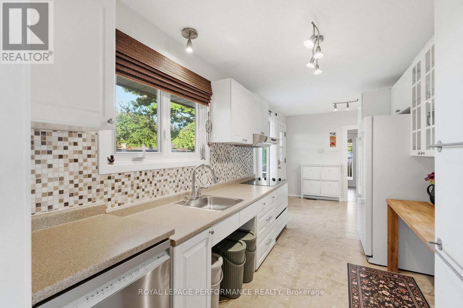3149 Southmore Drive E Property Photo 8