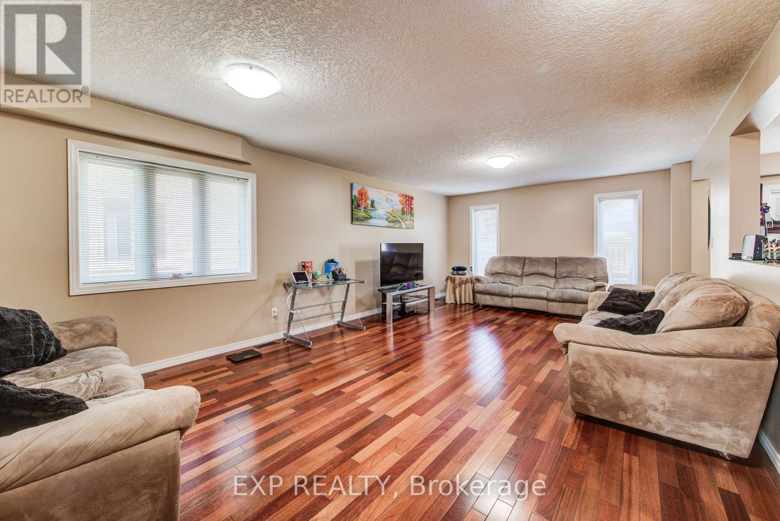 124 Udvari Crescent Property Photo 6