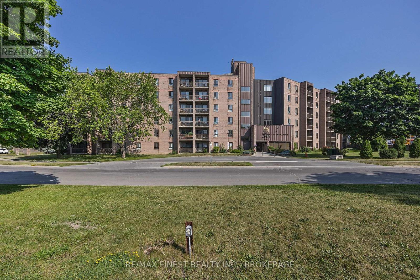 414 - 17 Eldon Hall Place Photo de la propriété 1