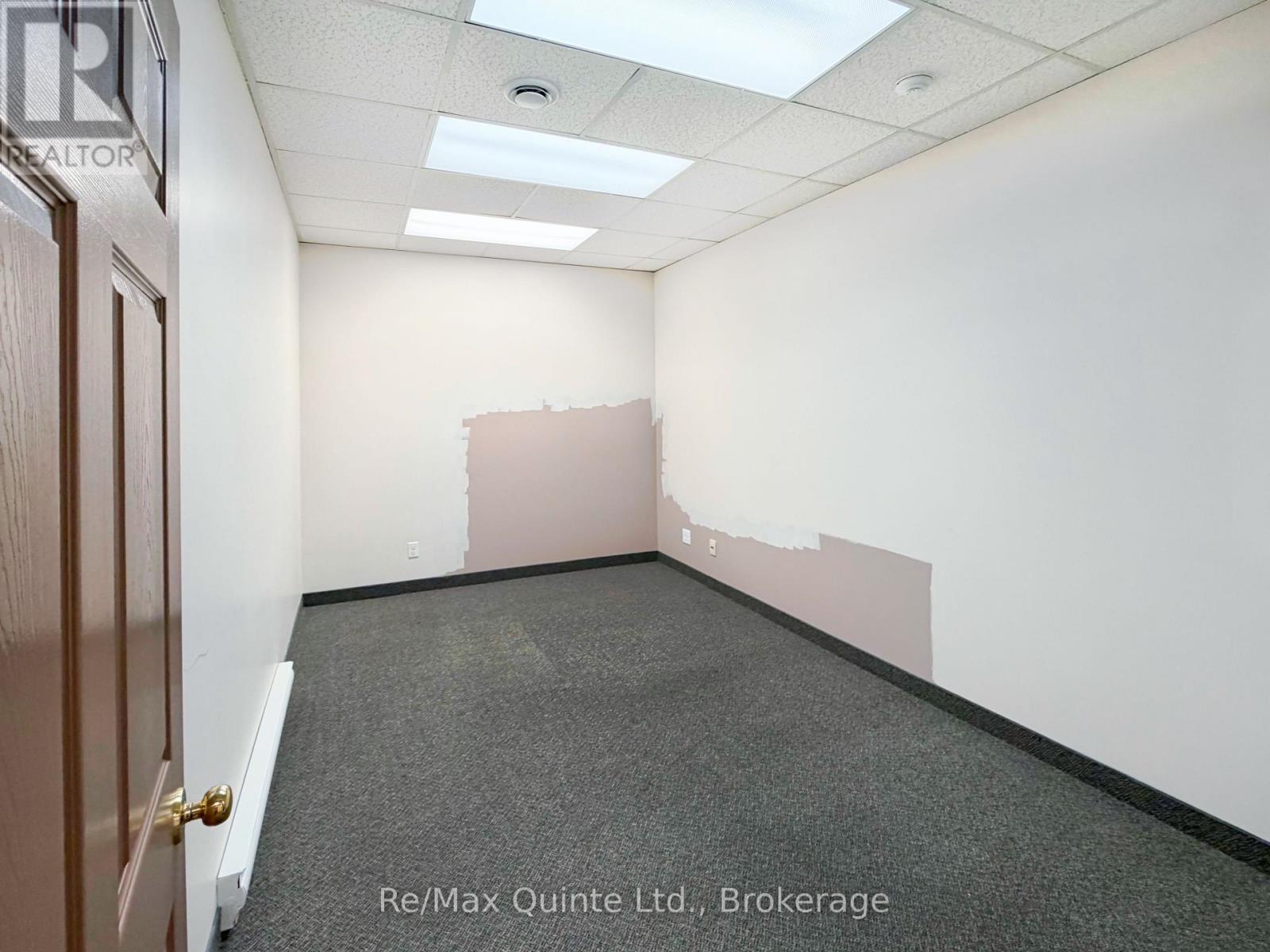 Unit 2 - 69-71 Dundas Street W Property Photo 10