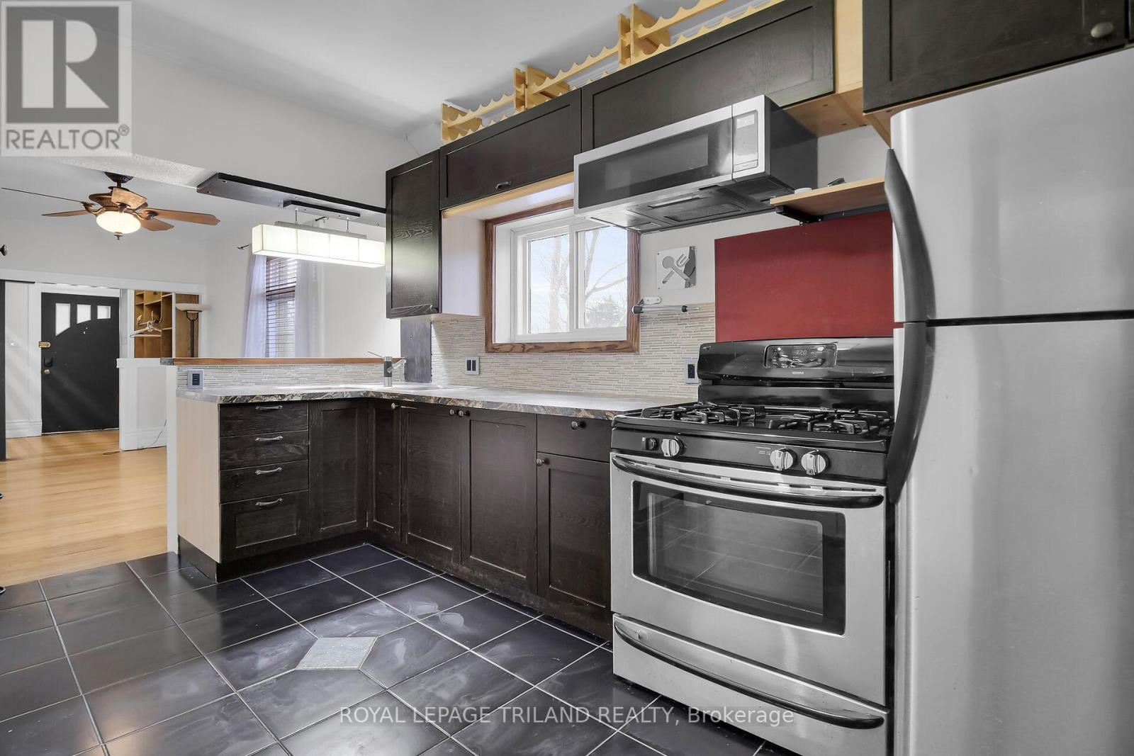 18 Wharncliffe Road S Property Photo 3