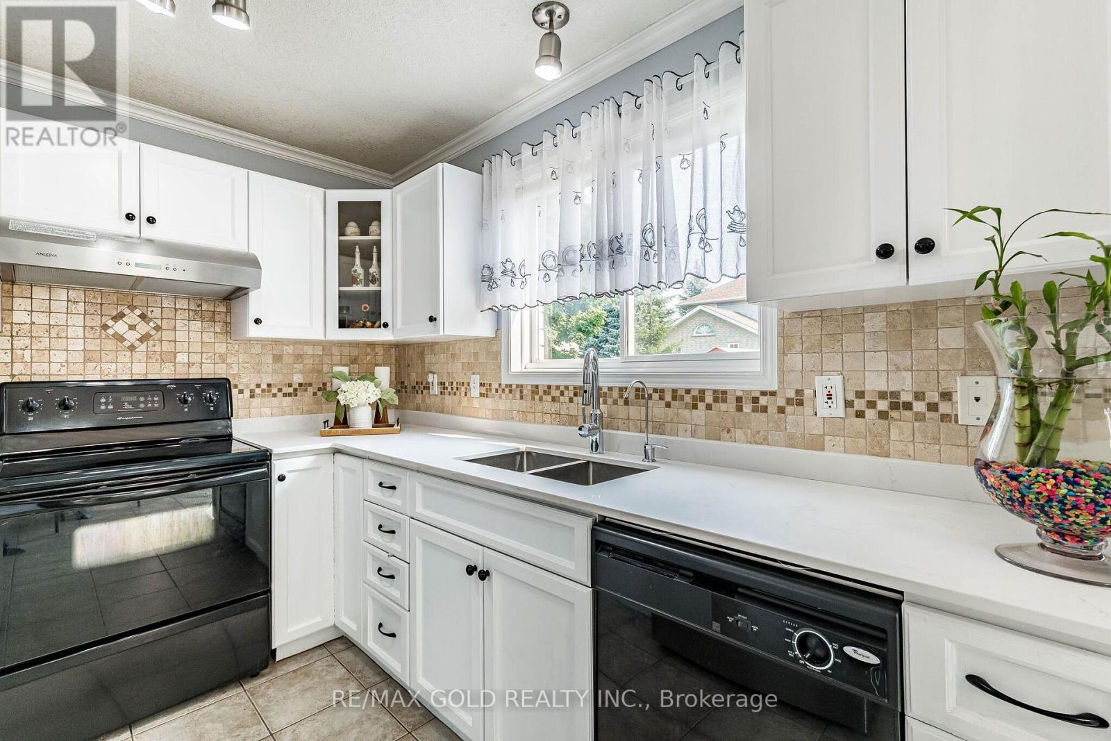6 Moffatt Lane Property Photo 13