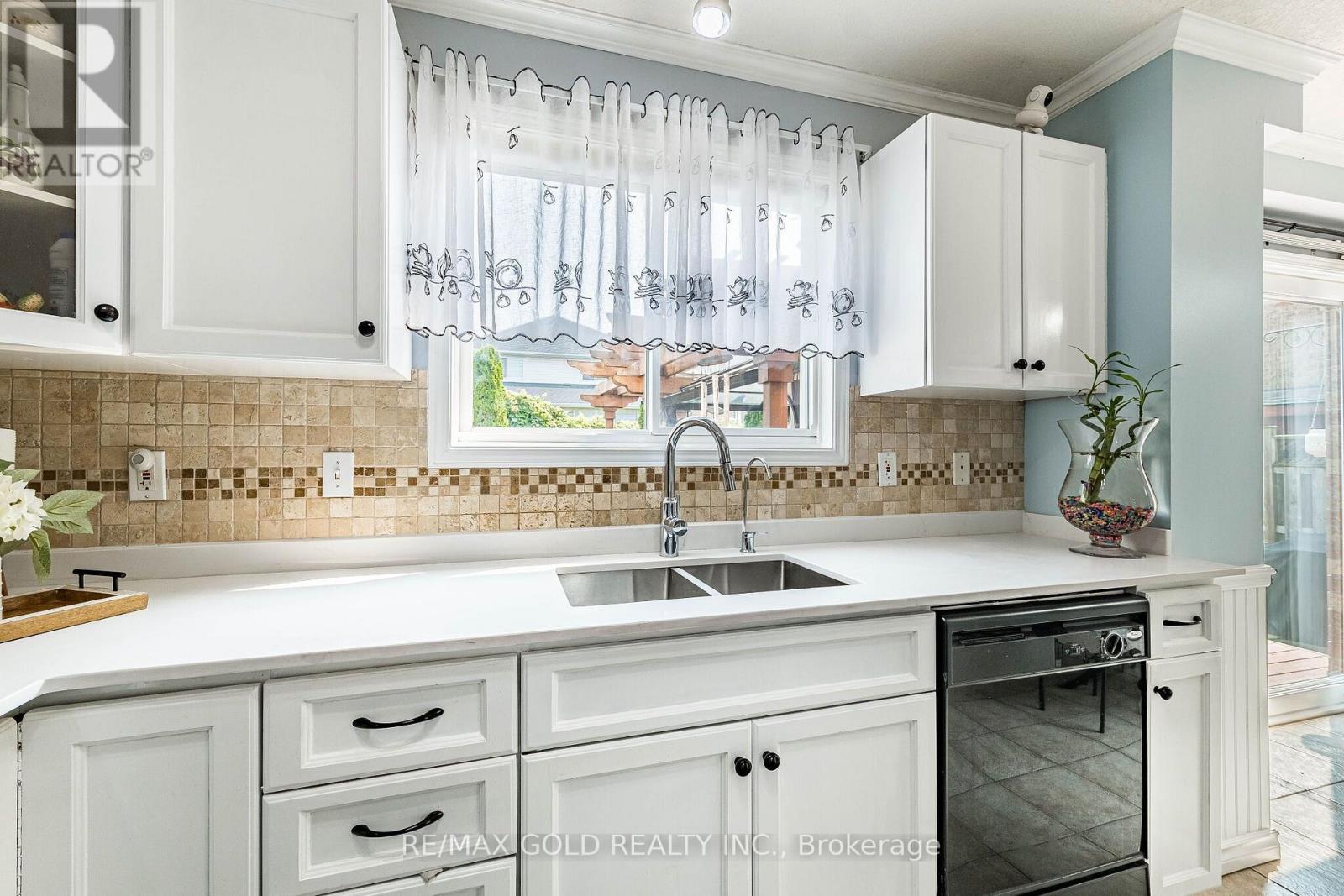 6 Moffatt Lane Property Photo 16