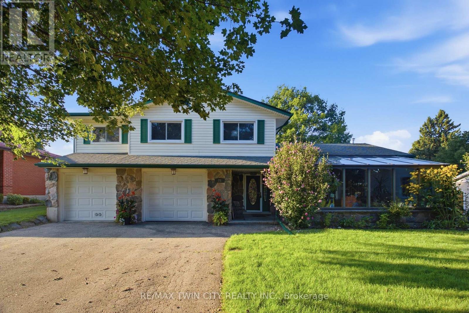 25 Alice Crescent Property Photo 2