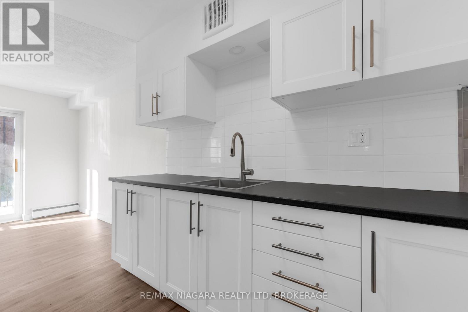 25 - 452 Carlton Street Property Photo 4