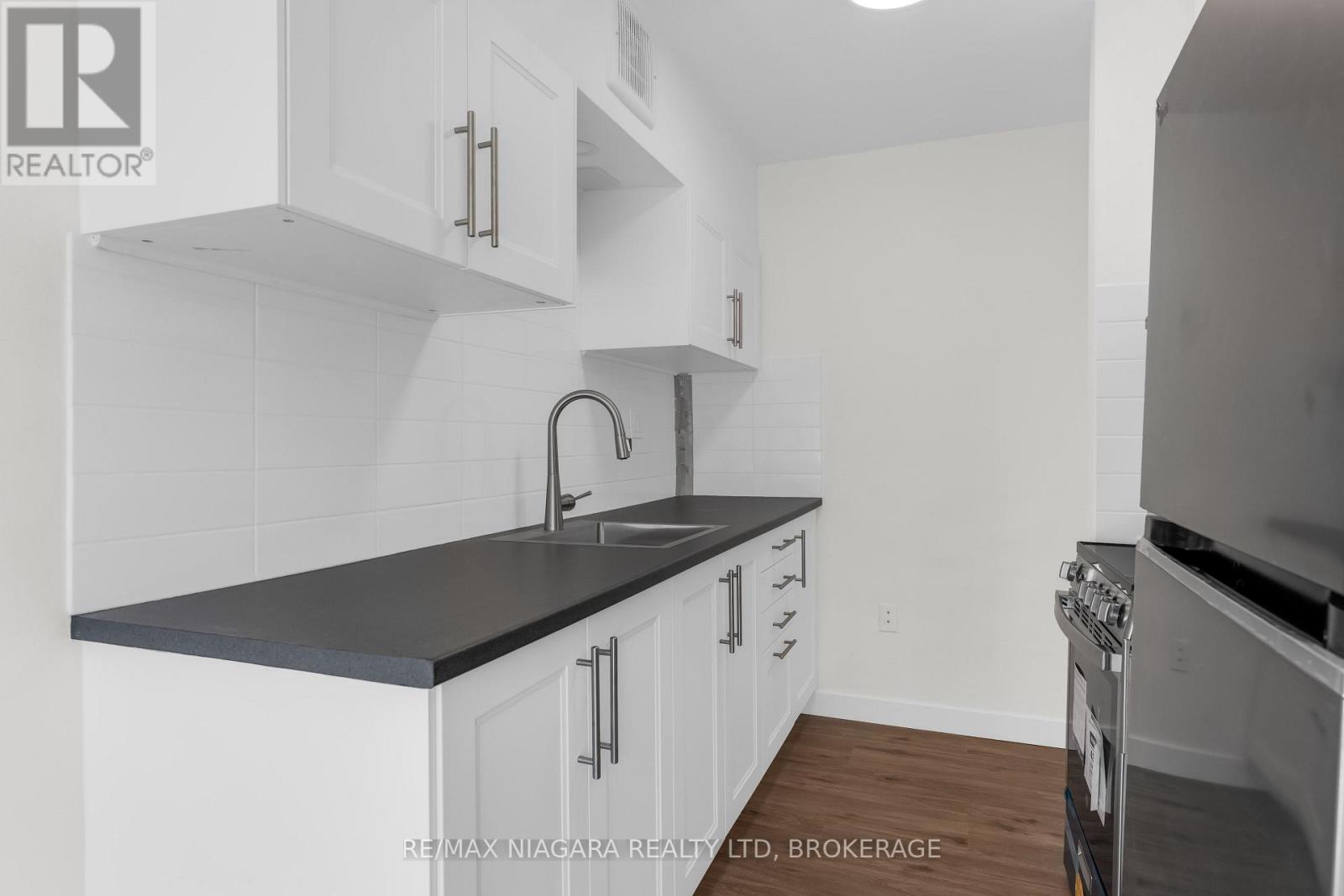 25 - 452 Carlton Street Property Photo 5