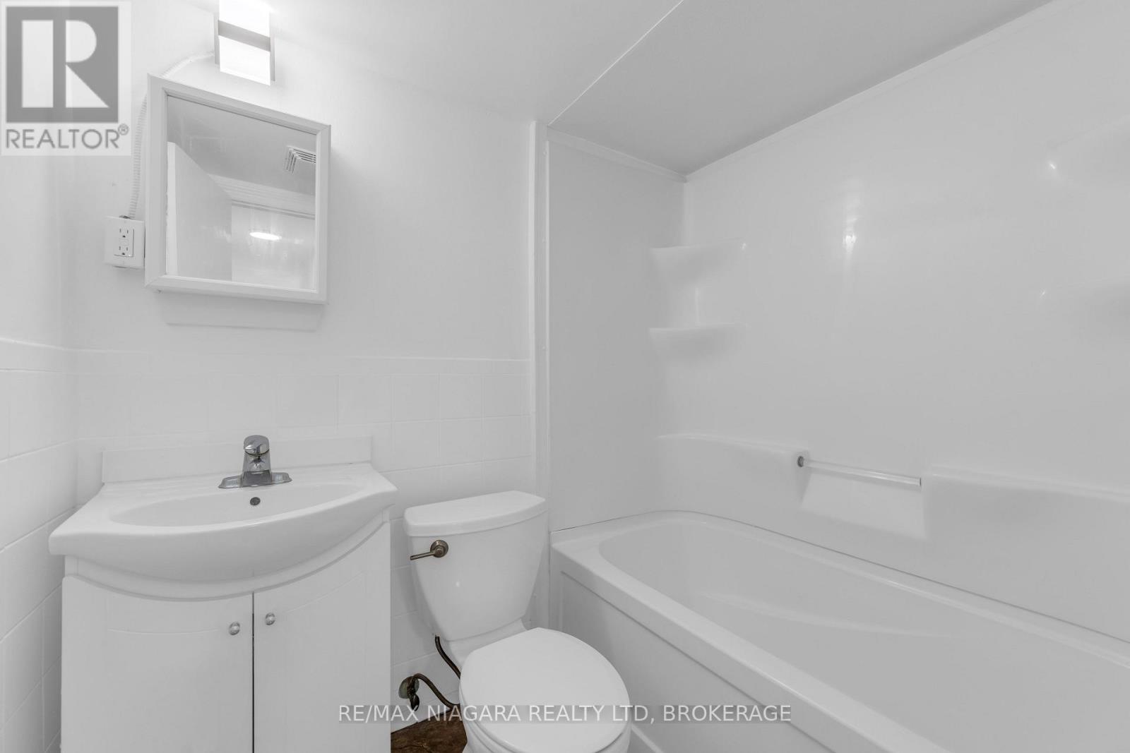 25 - 452 Carlton Street Property Photo 8