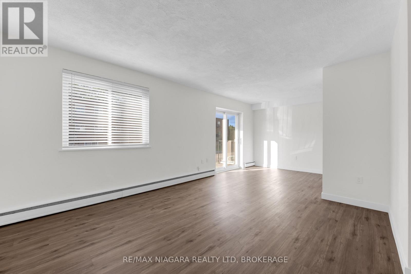 25 - 452 Carlton Street Property Photo 9
