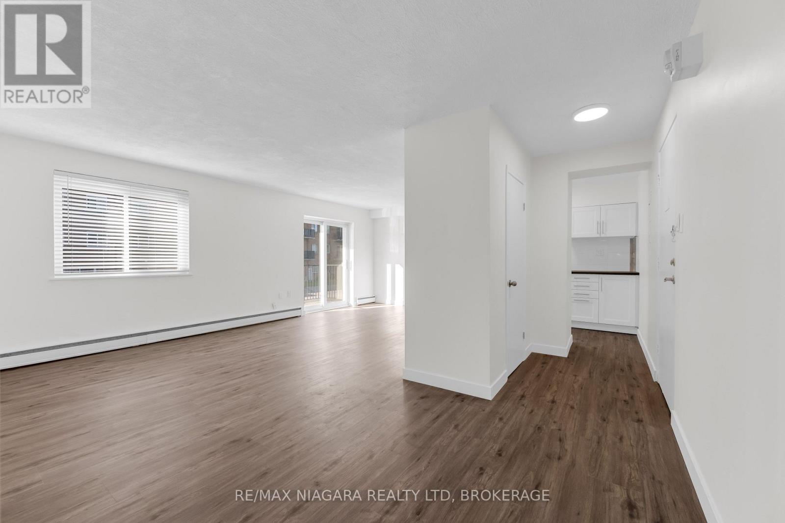 25 - 452 Carlton Street Property Photo 10