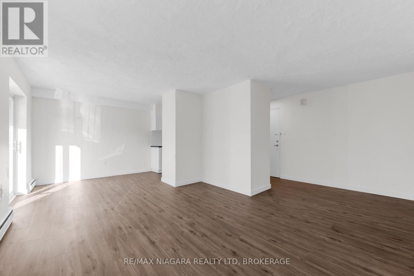 25 - 452 Carlton Street Property Photo 11