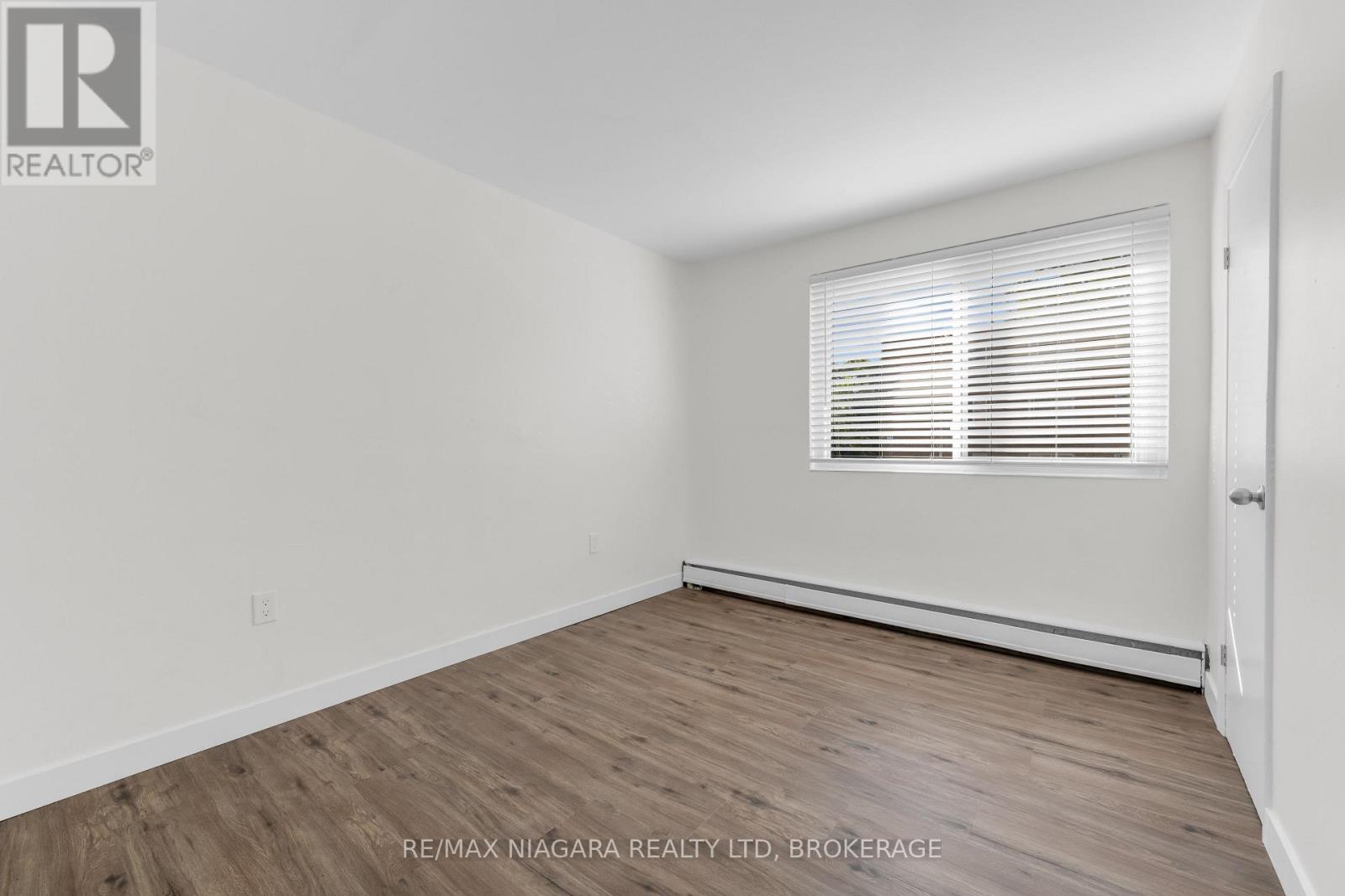 25 - 452 Carlton Street Property Photo 16