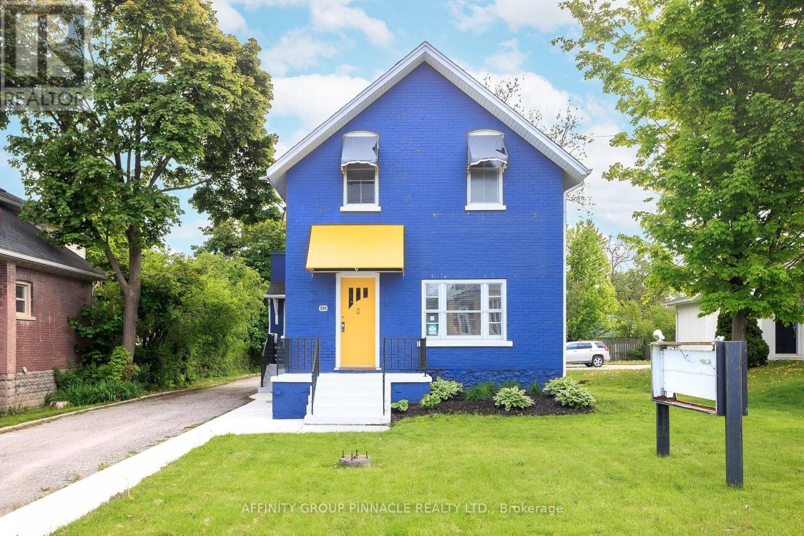 221 Kent Street W Property Photo 3