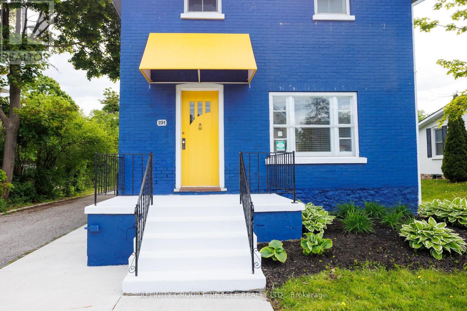 221 Kent Street W Property Photo 4