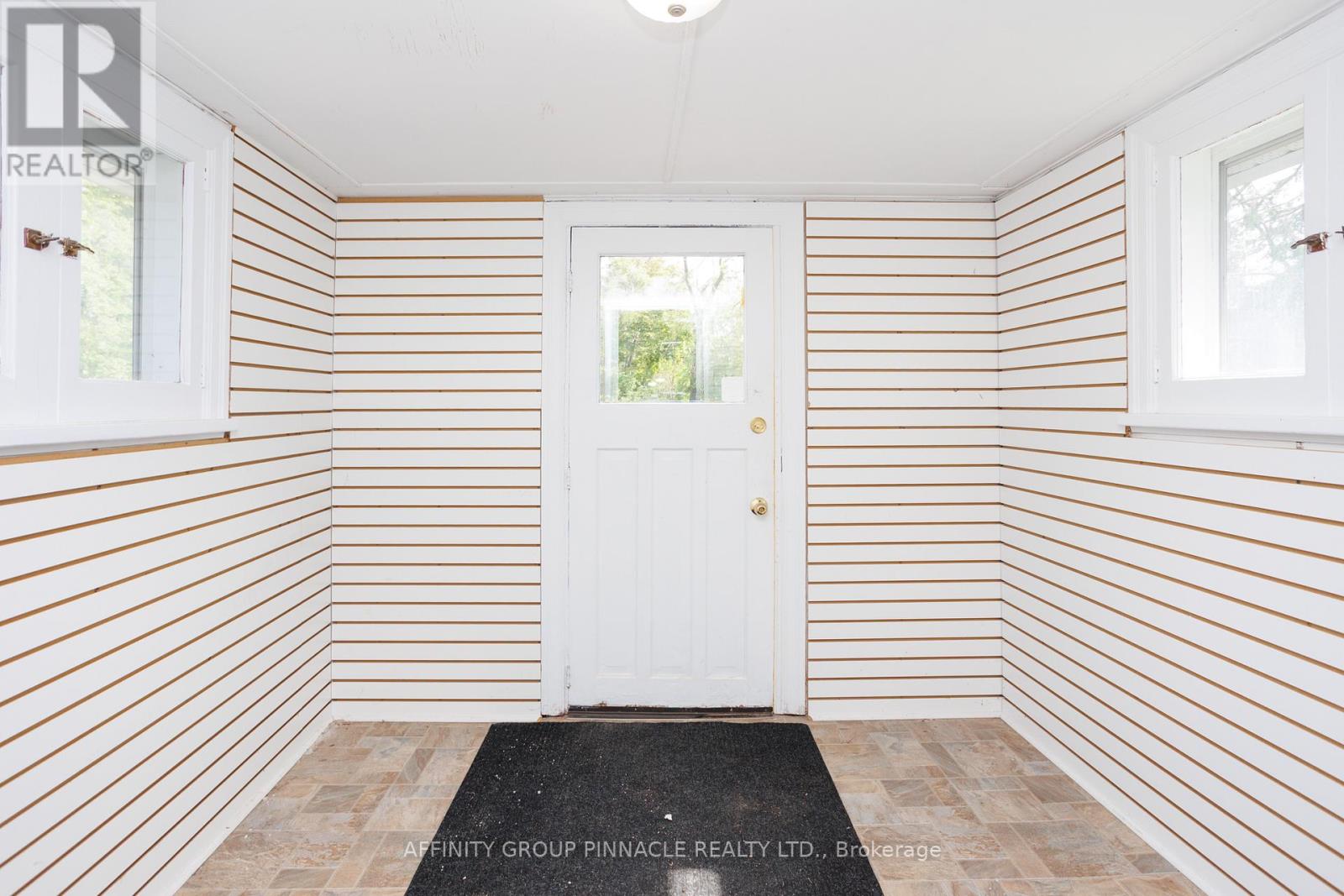 221 Kent Street W Property Photo 9