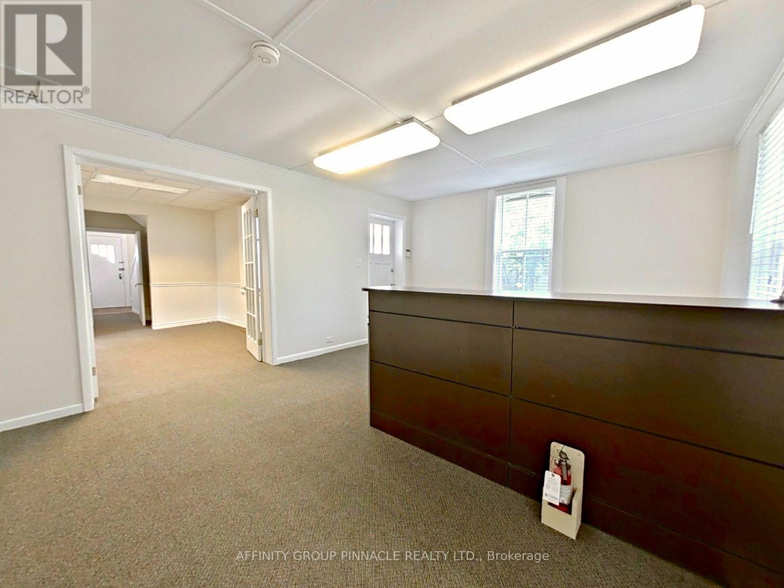 221 Kent Street W Property Photo 11