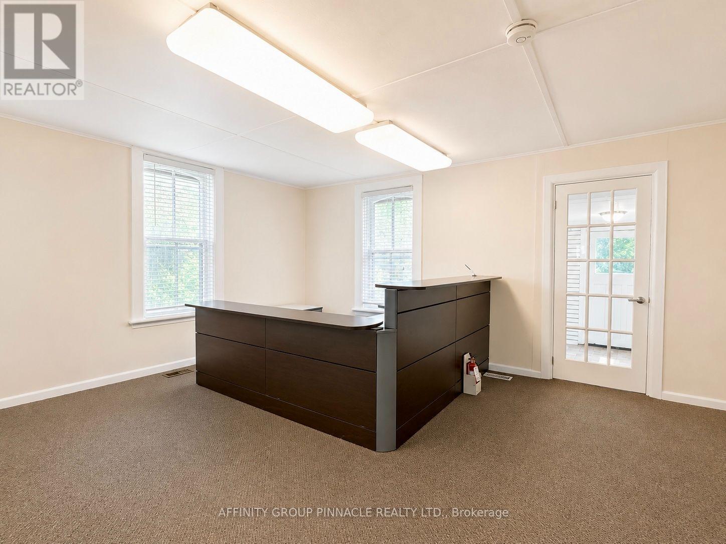 221 Kent Street W Property Photo 12
