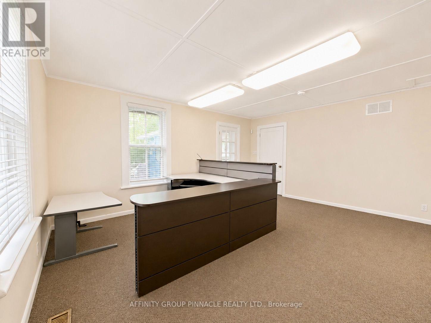 221 Kent Street W Property Photo 13
