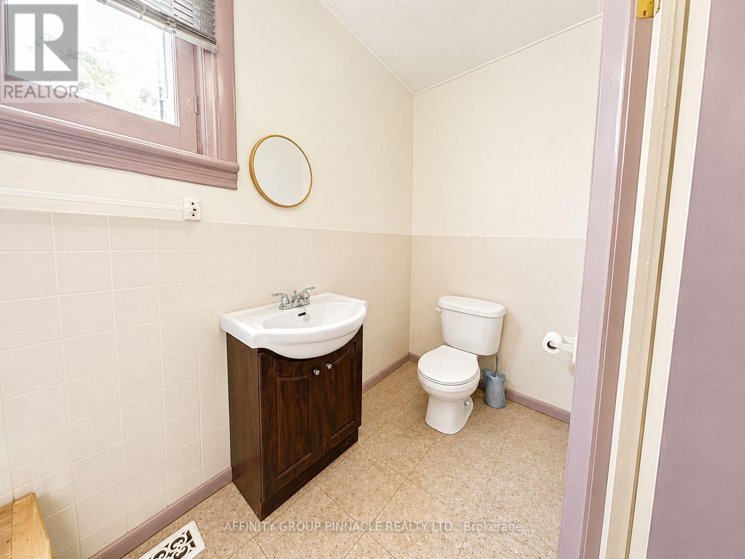 221 Kent Street W Property Photo 14
