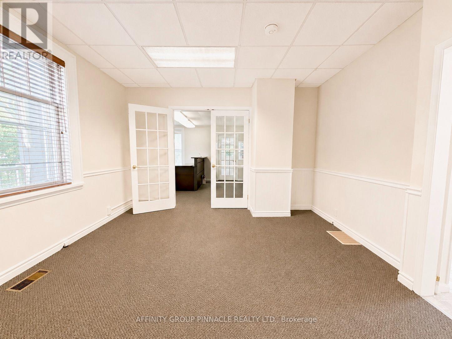 221 Kent Street W Property Photo 16