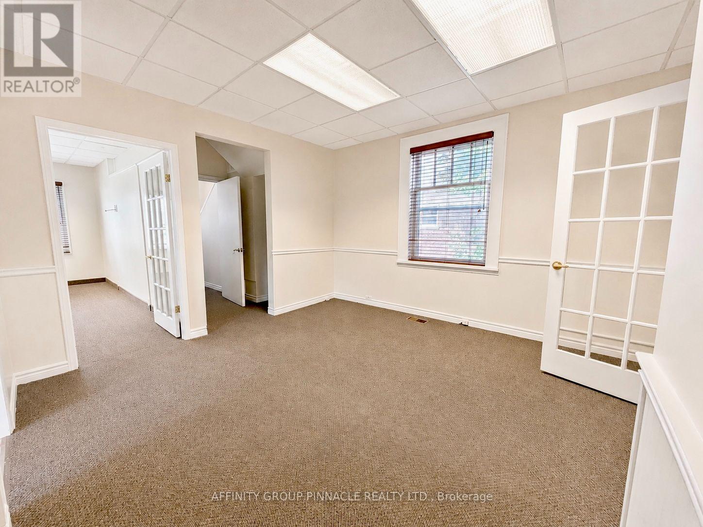 221 Kent Street W Property Photo 17