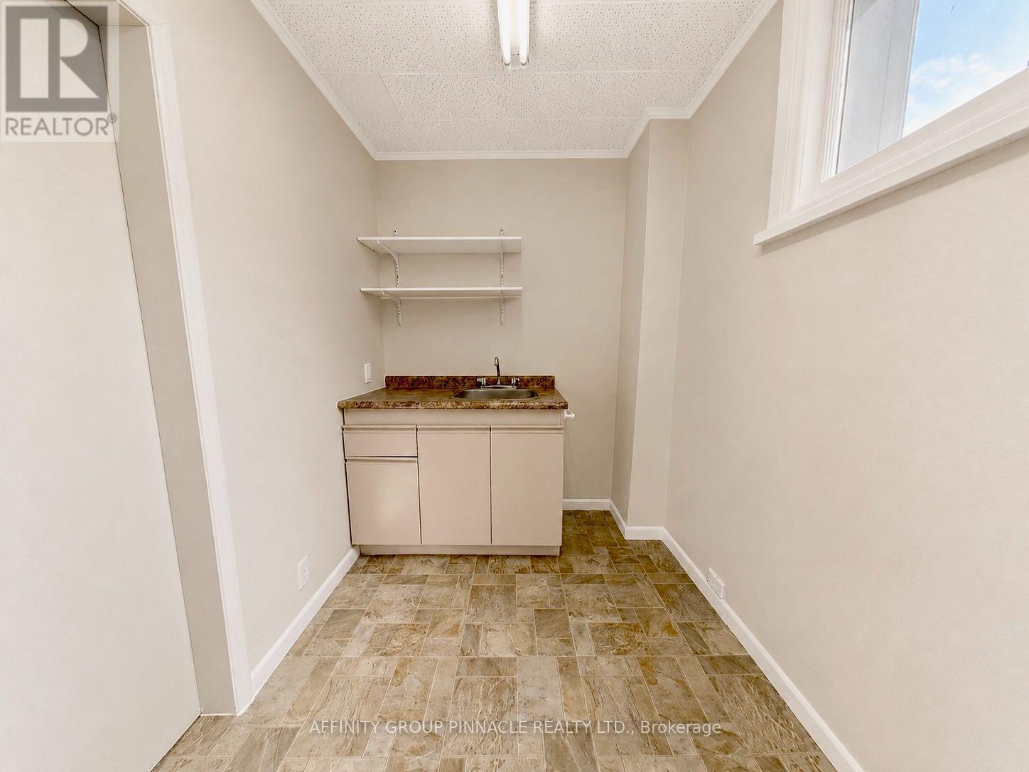 221 Kent Street W Property Photo 24