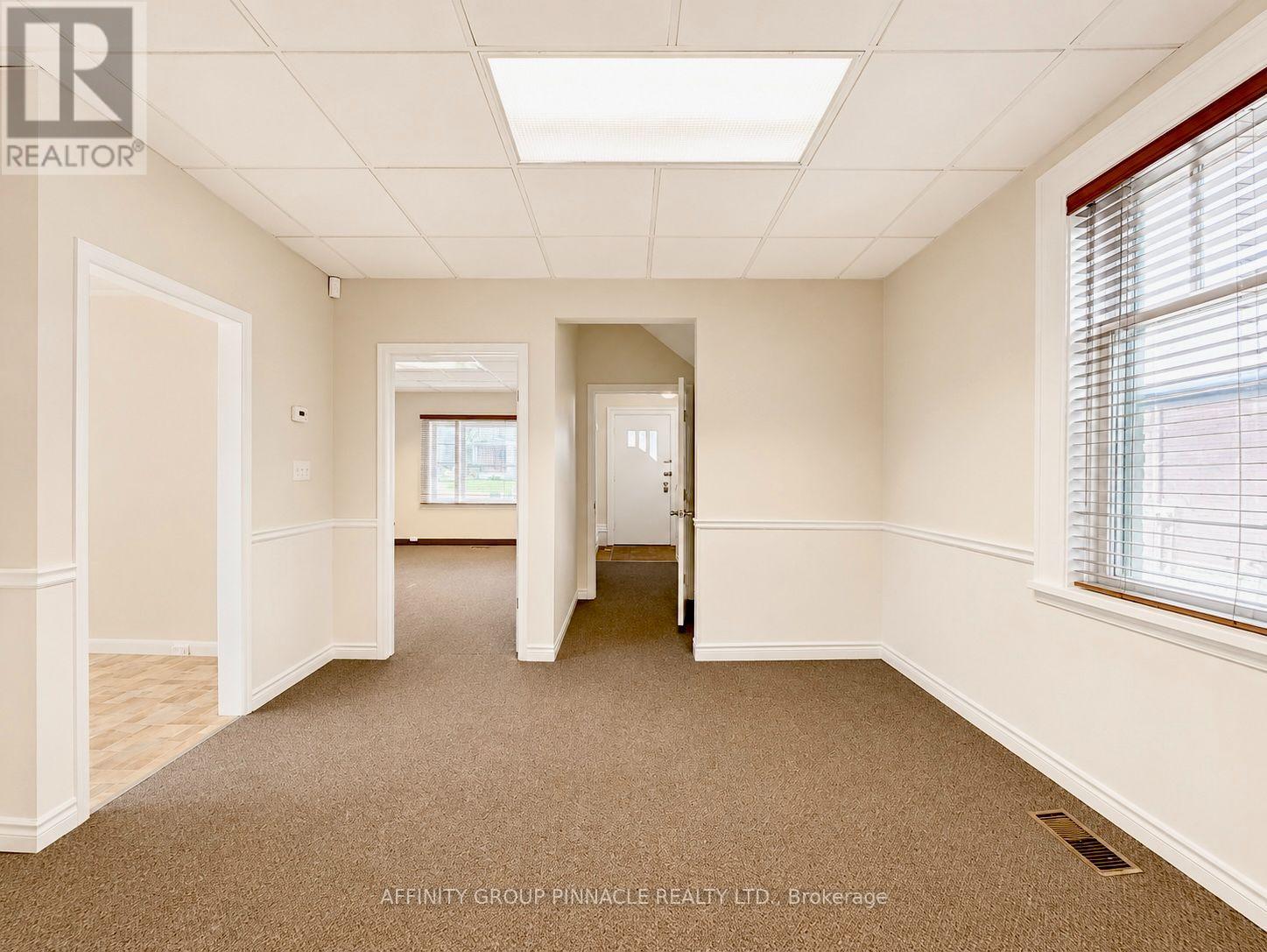 221 Kent Street W Property Photo 25