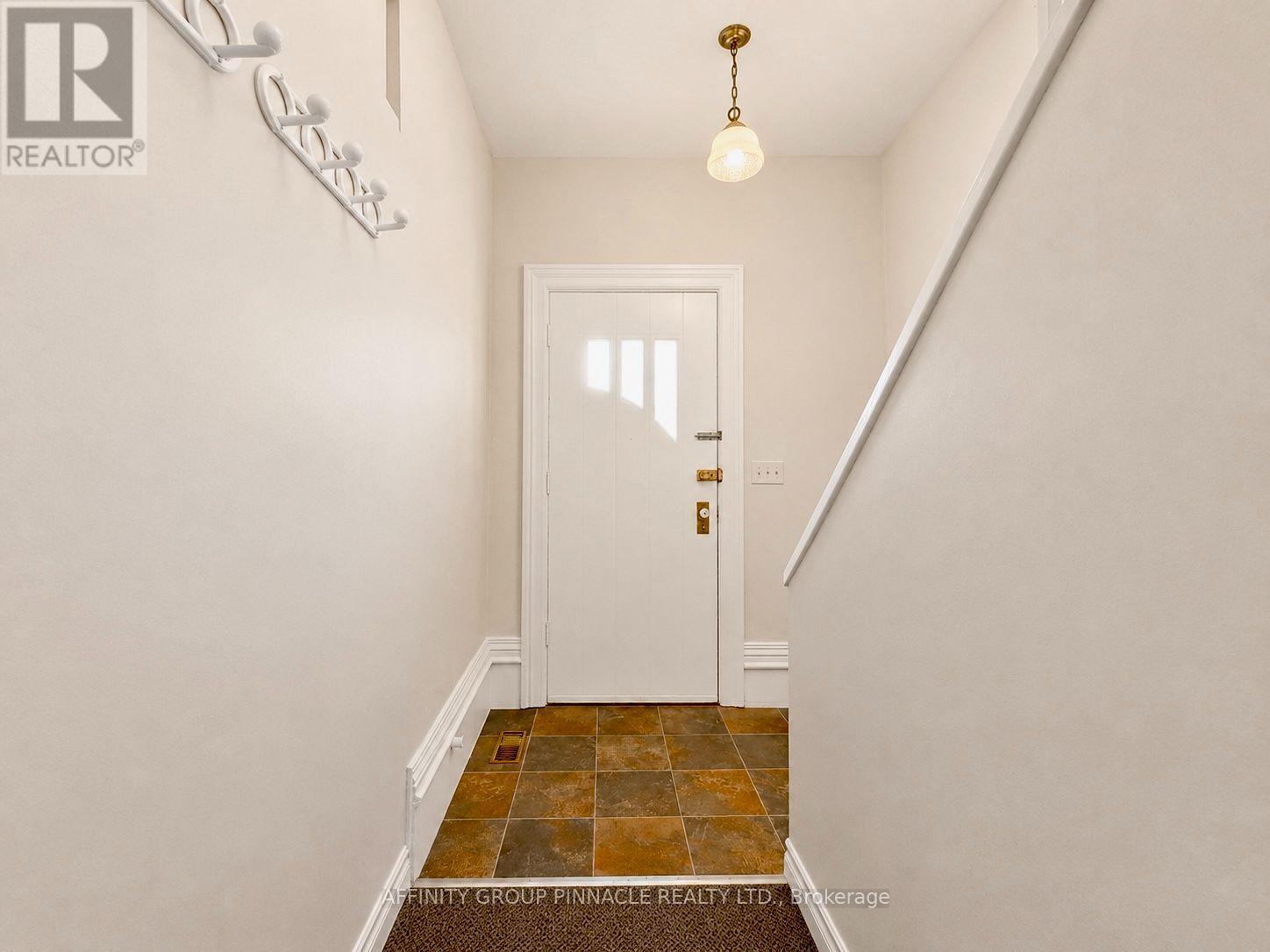 221 Kent Street W Property Photo 26