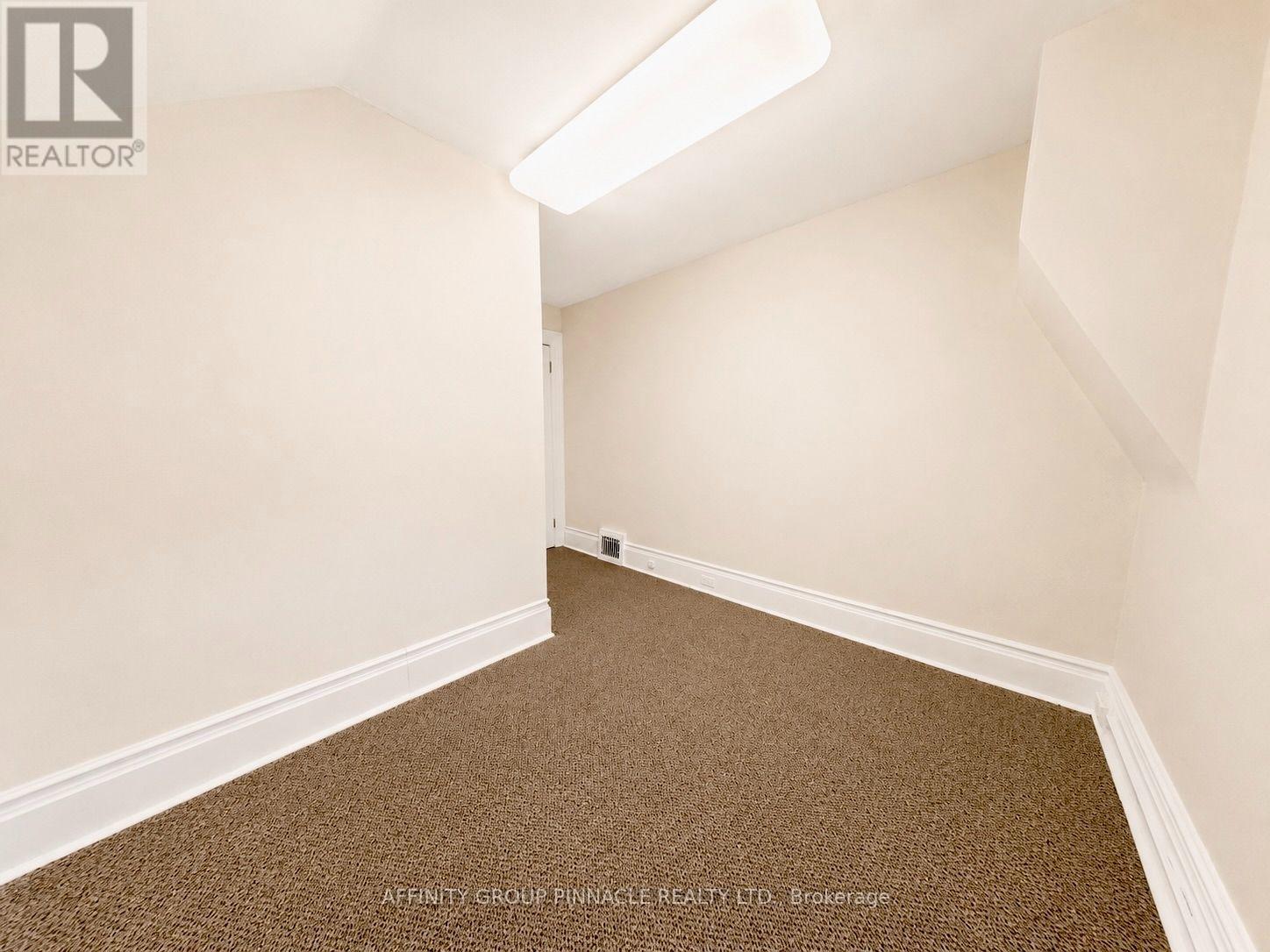 221 Kent Street W Property Photo 31