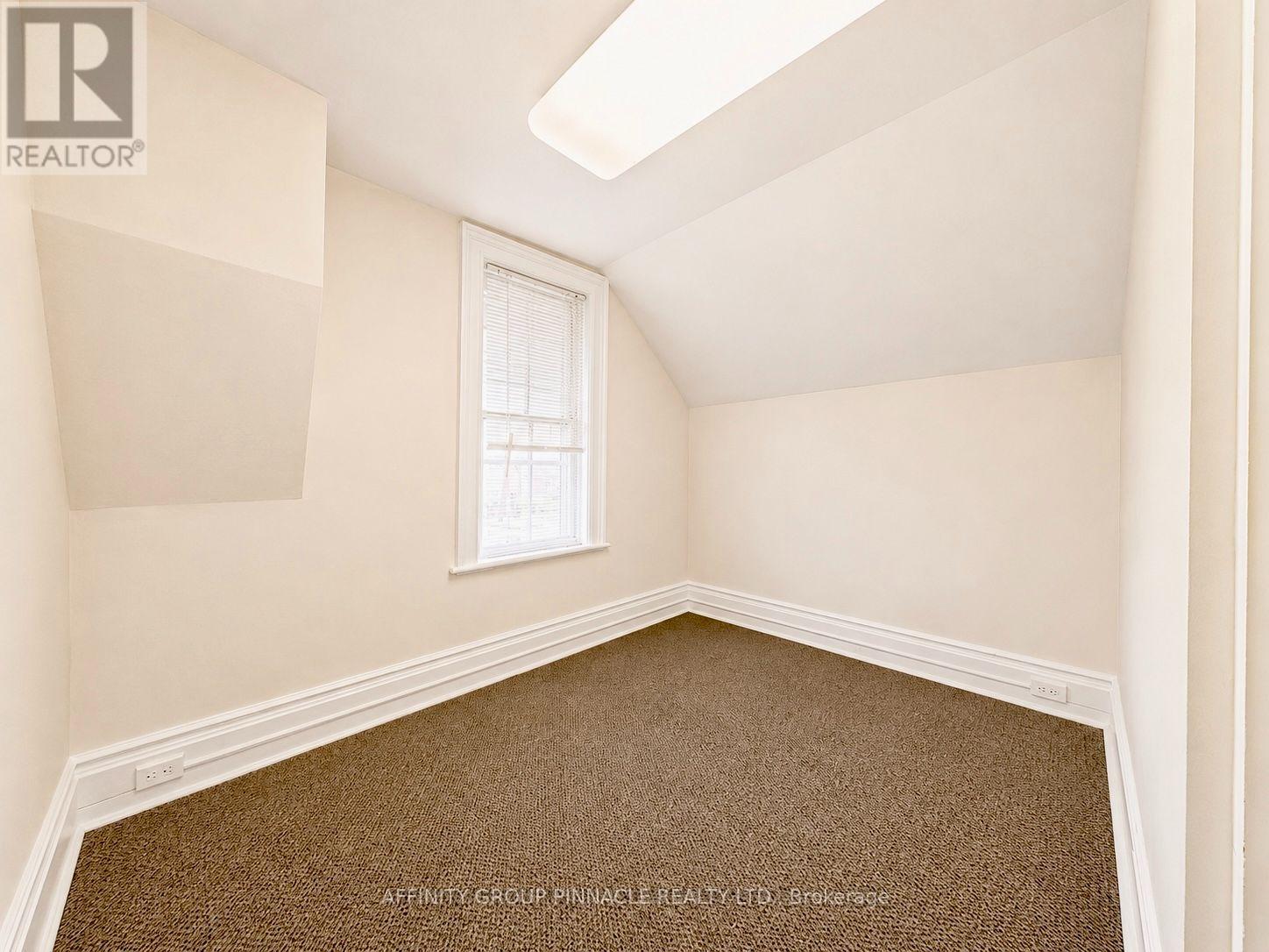 221 Kent Street W Property Photo 32