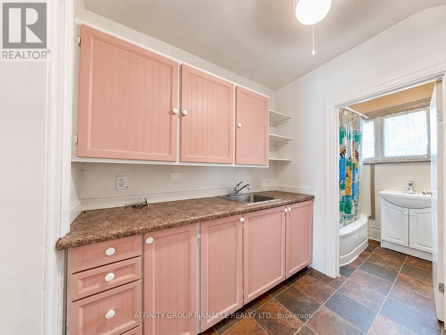 221 Kent Street W Property Photo 35