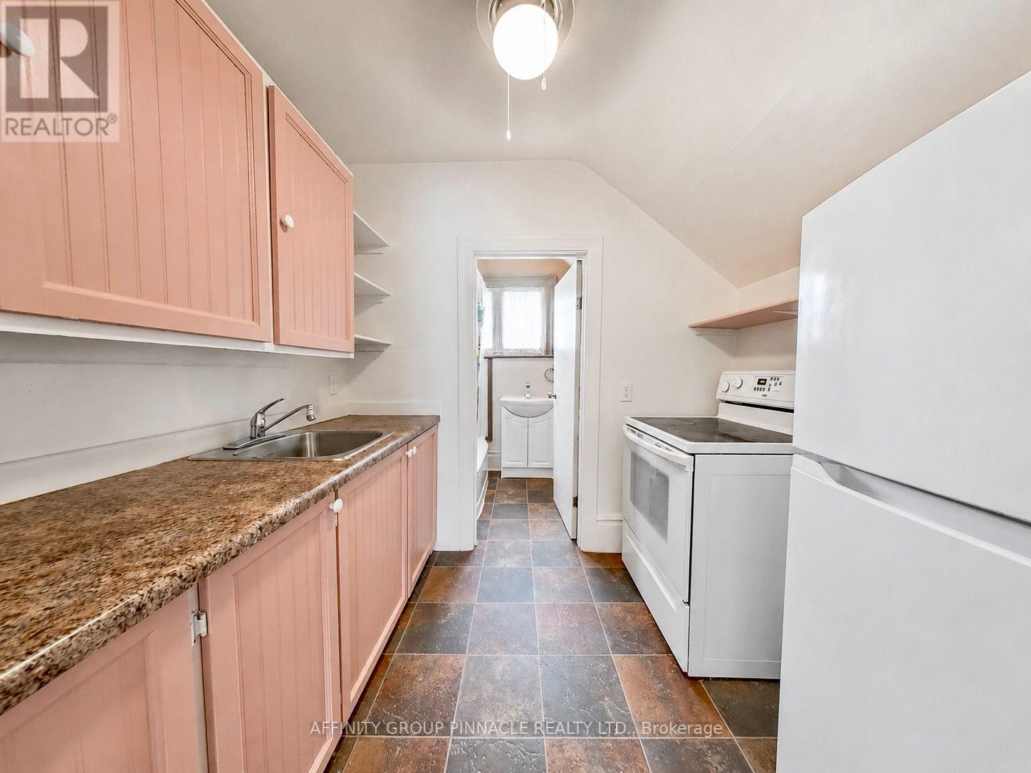 221 Kent Street W Property Photo 36