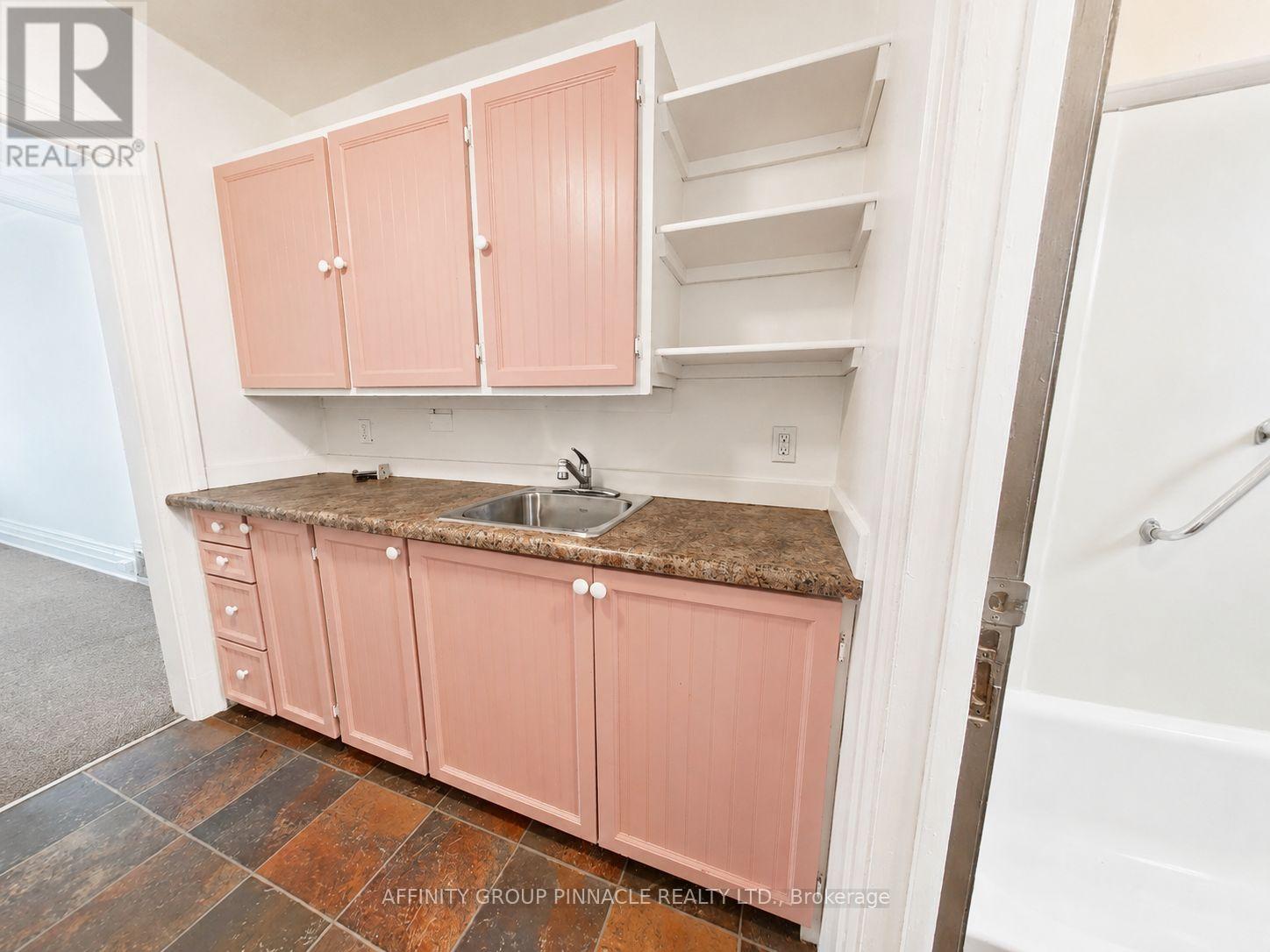 221 Kent Street W Property Photo 37