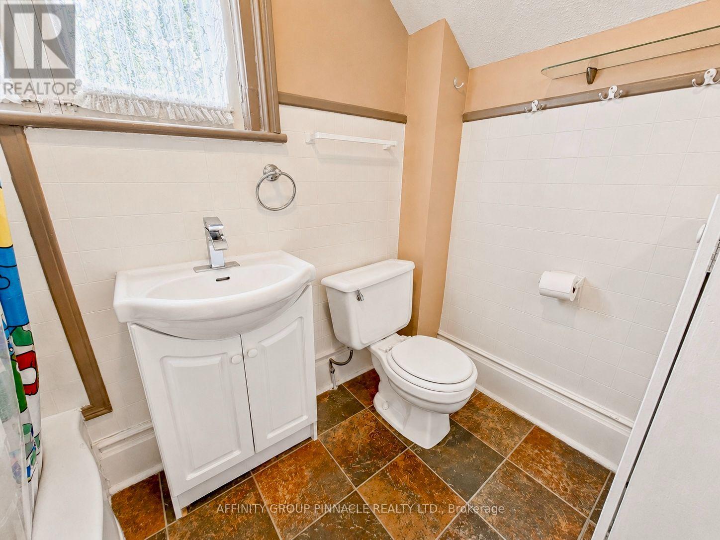 221 Kent Street W Property Photo 38