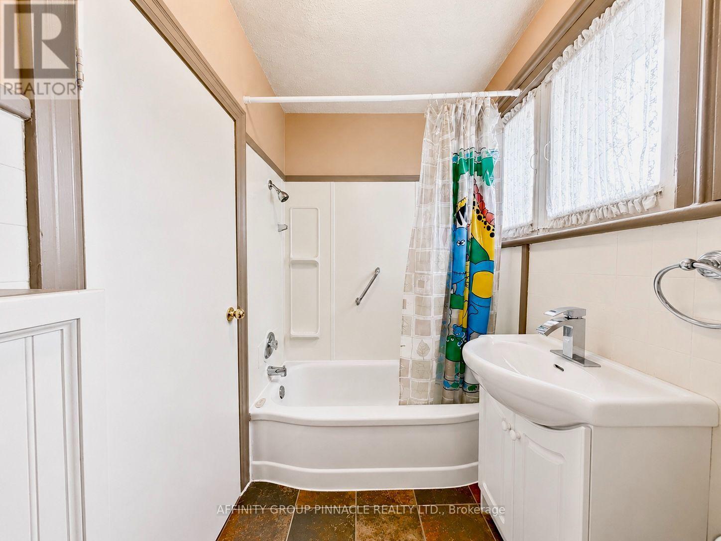 221 Kent Street W Property Photo 39