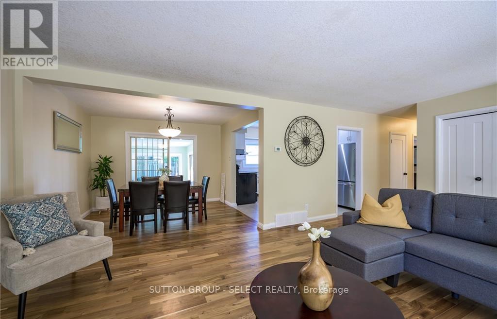 Upper - 6 Kirkton Court Property Photo 6