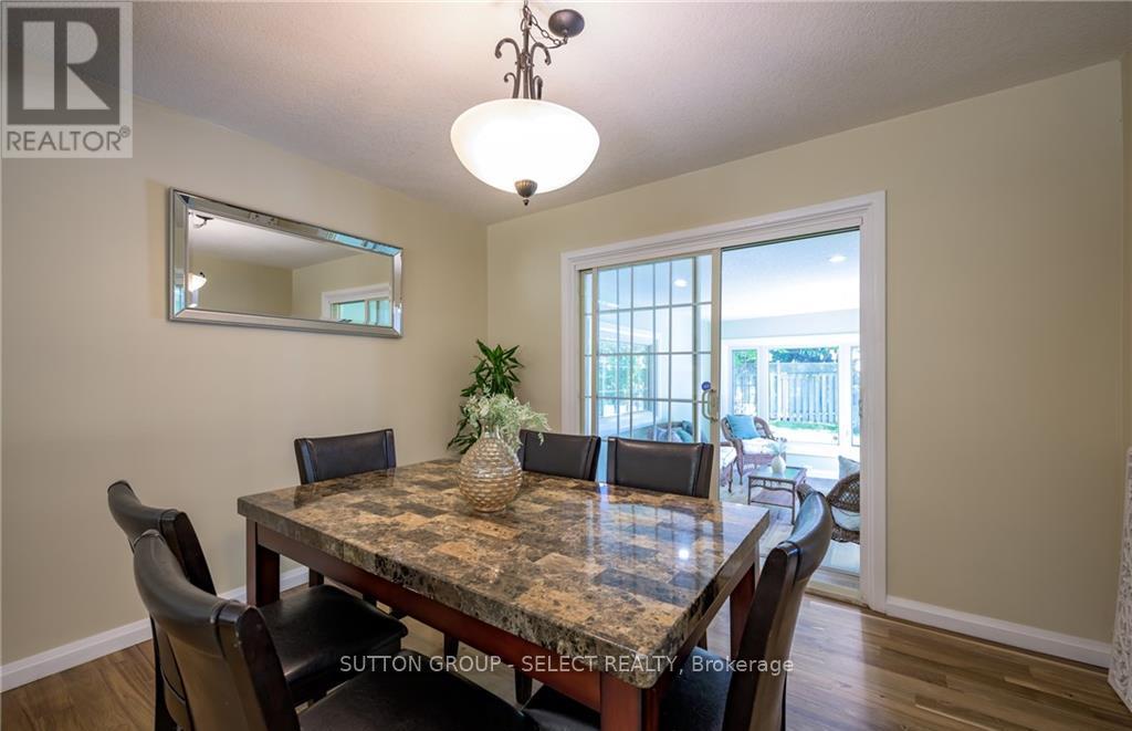 Upper - 6 Kirkton Court Property Photo 7
