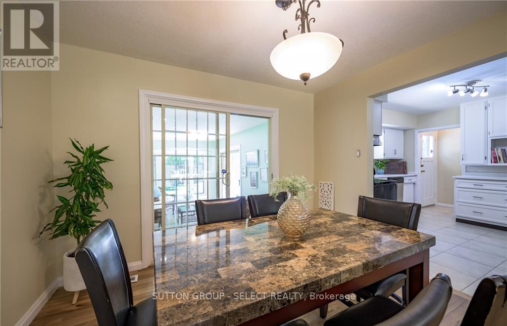 Upper - 6 Kirkton Court Property Photo 8