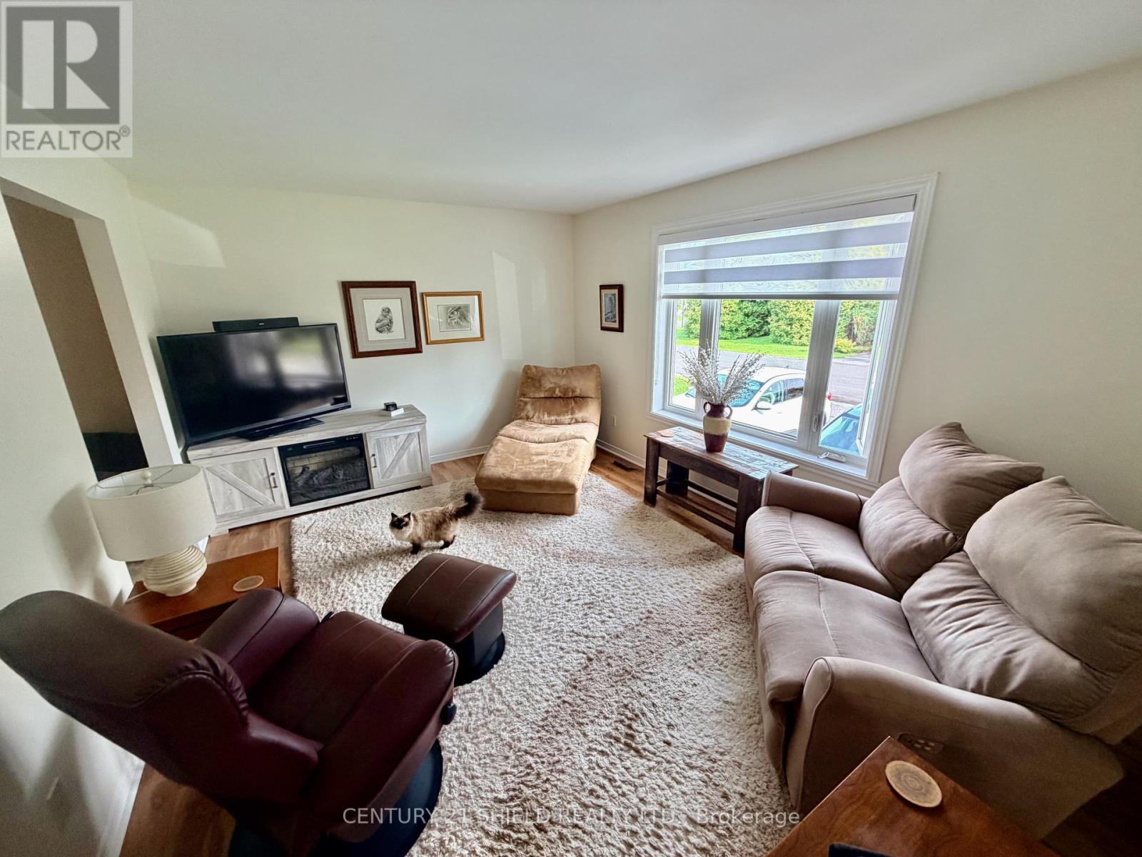 19 Simcoe Street Property Photo 3