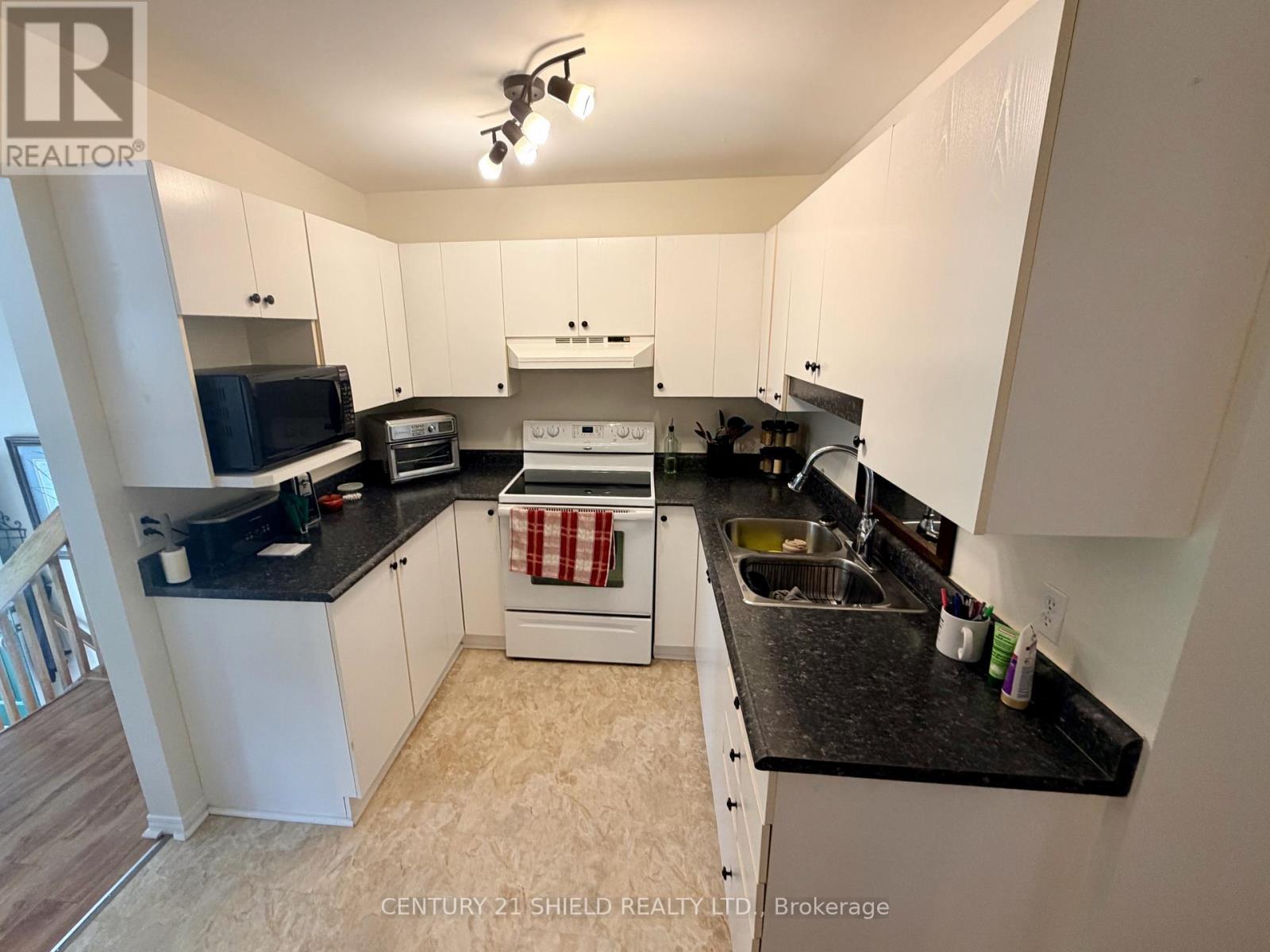 19 Simcoe Street Property Photo 6