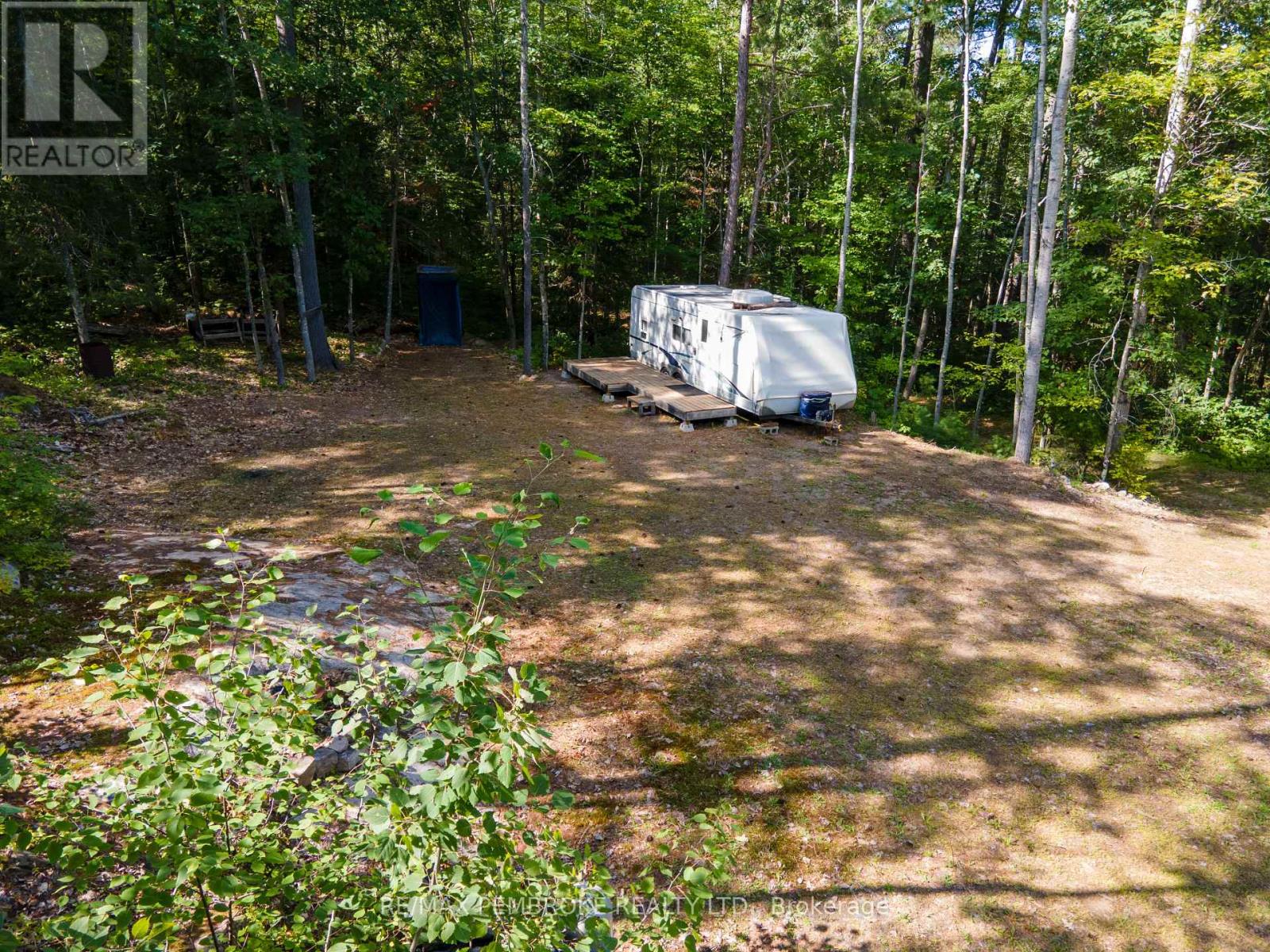 5032 Round Lake Road Property Photo 7
