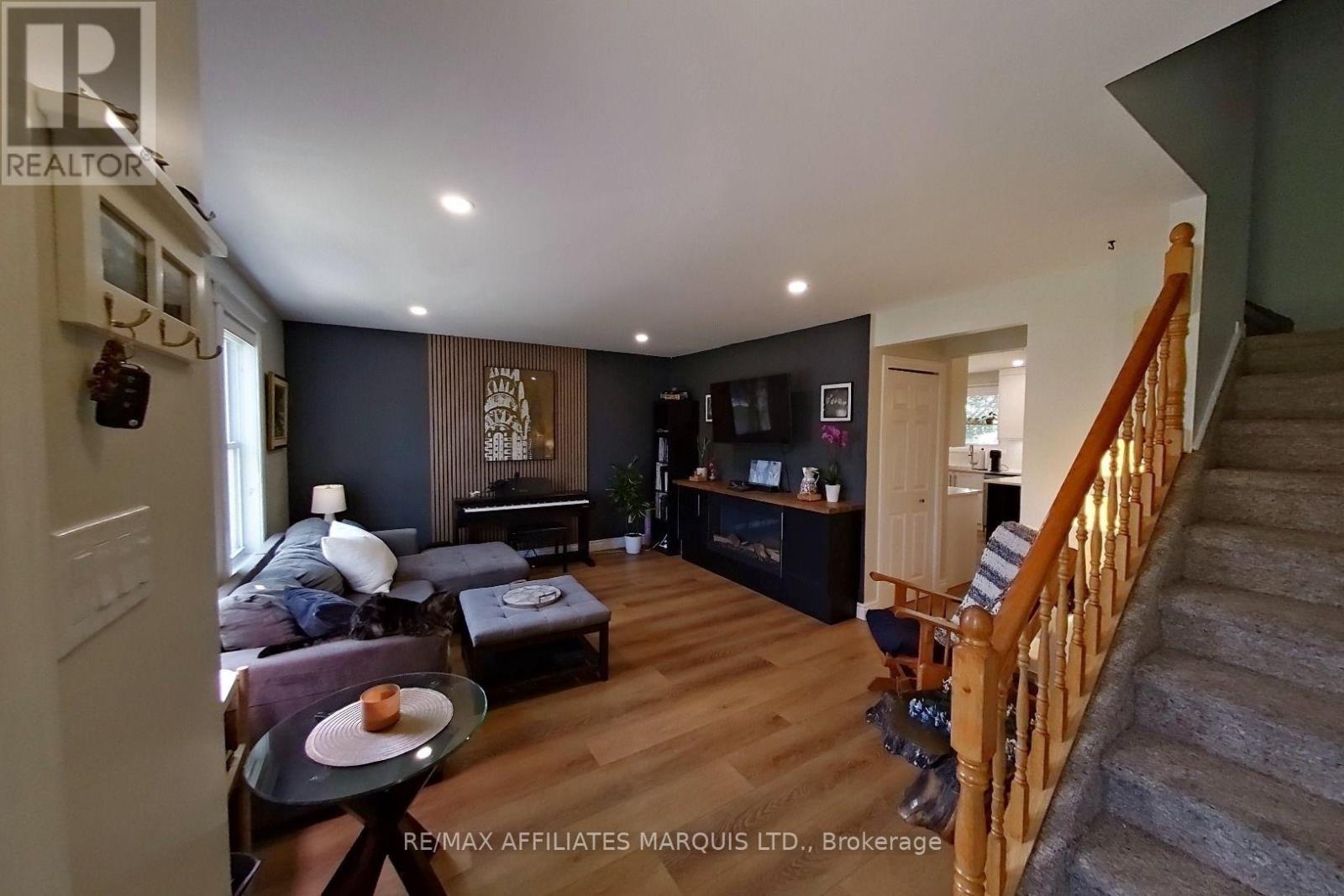 21 Wellington Street E Property Photo 6