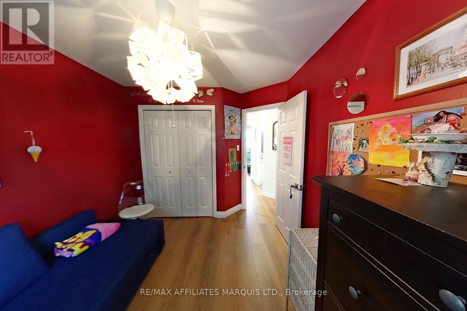 21 Wellington Street E Property Photo 8