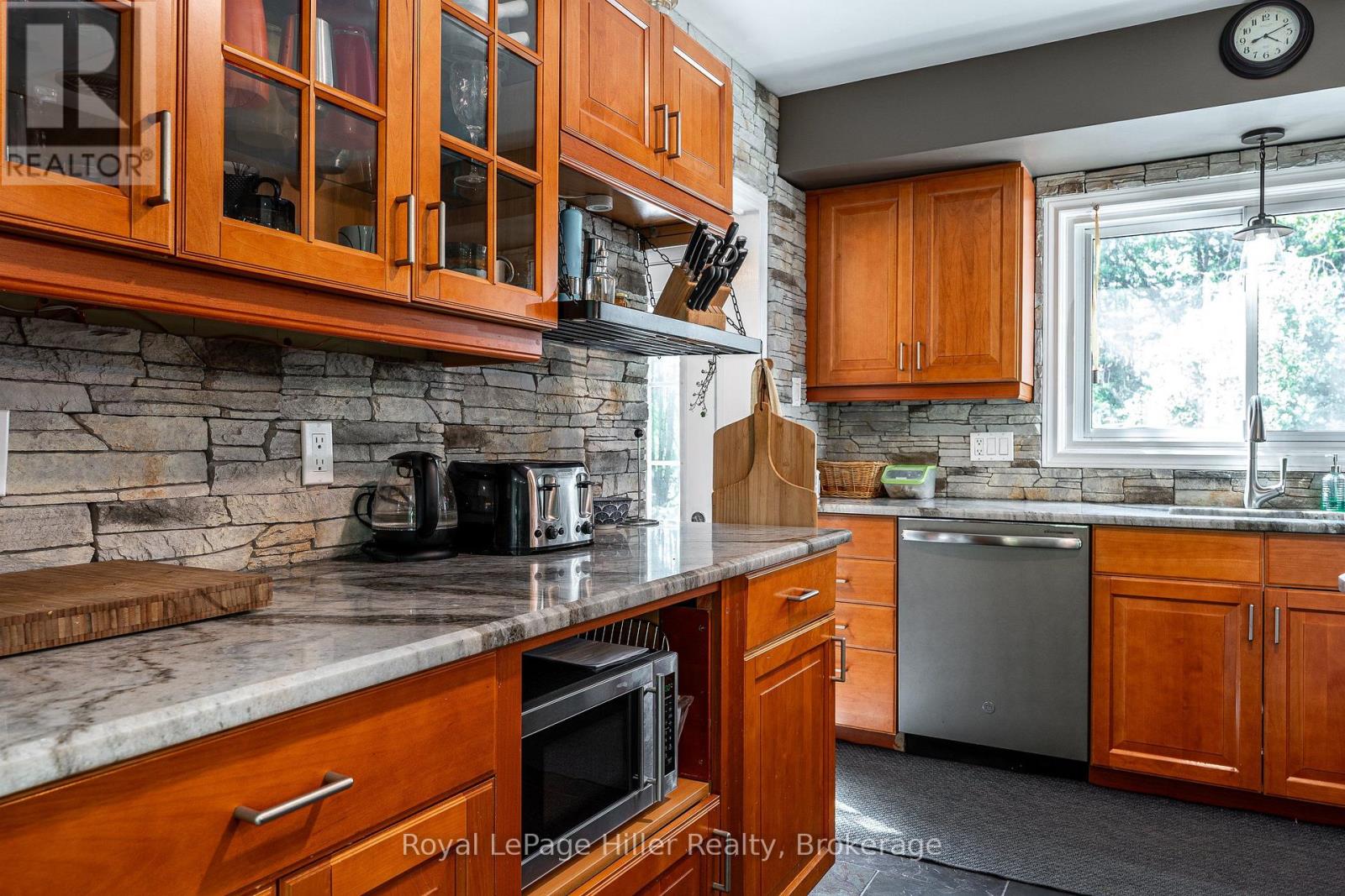 950 O'loane Avenue Property Photo 9