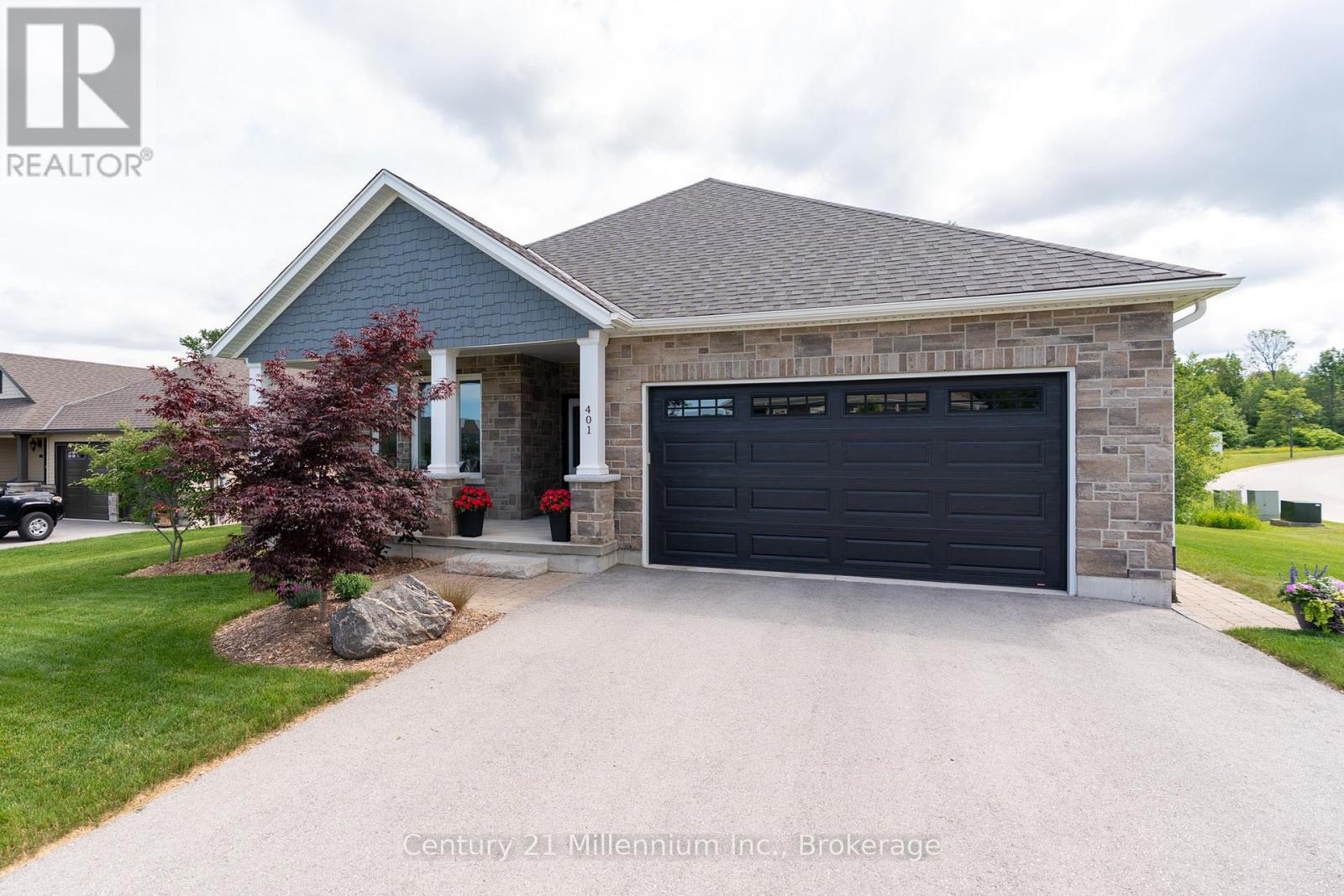 401 Algoma Crescent Property Photo 3