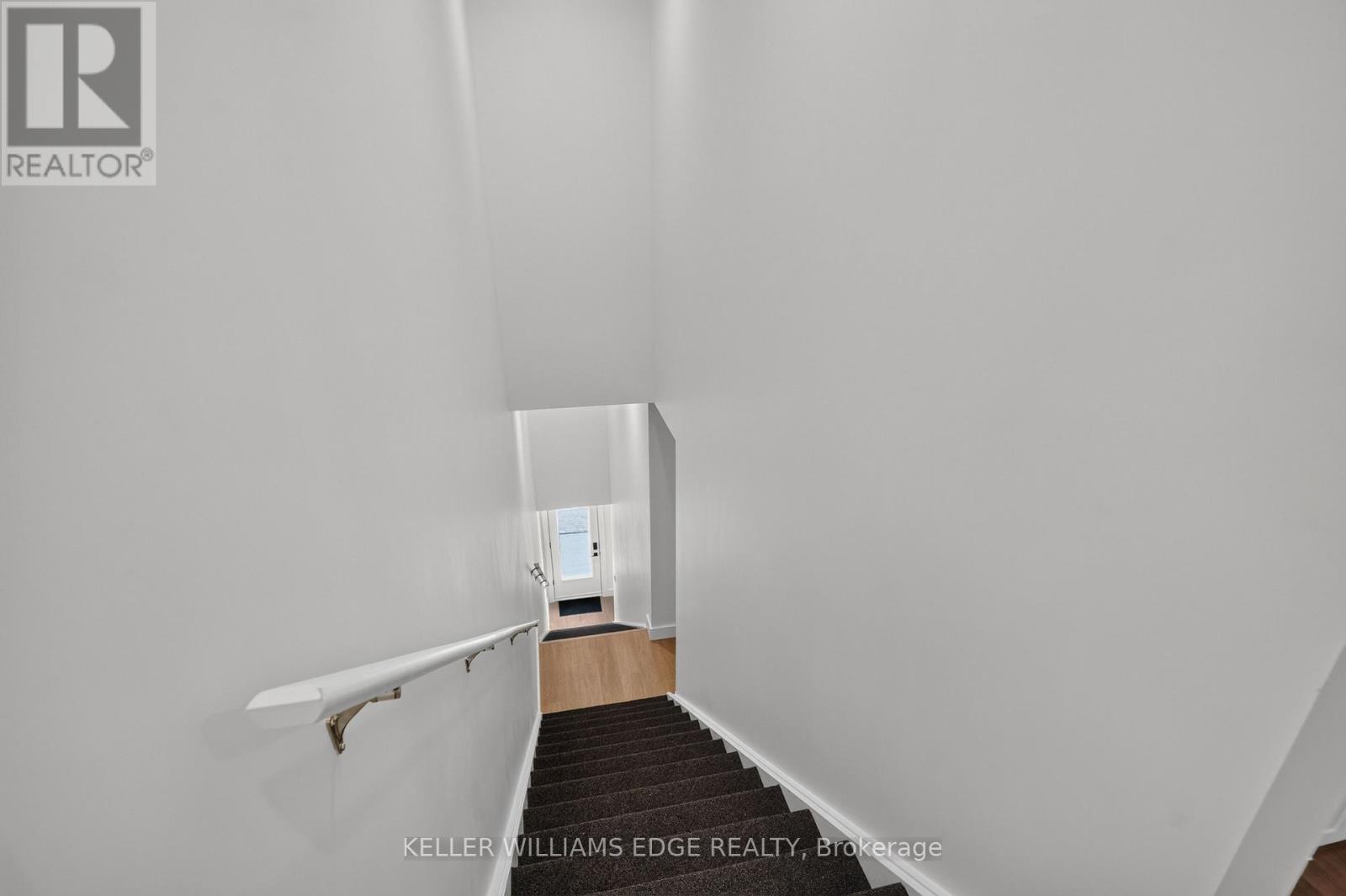4 - 332 King Street W Property Photo 6