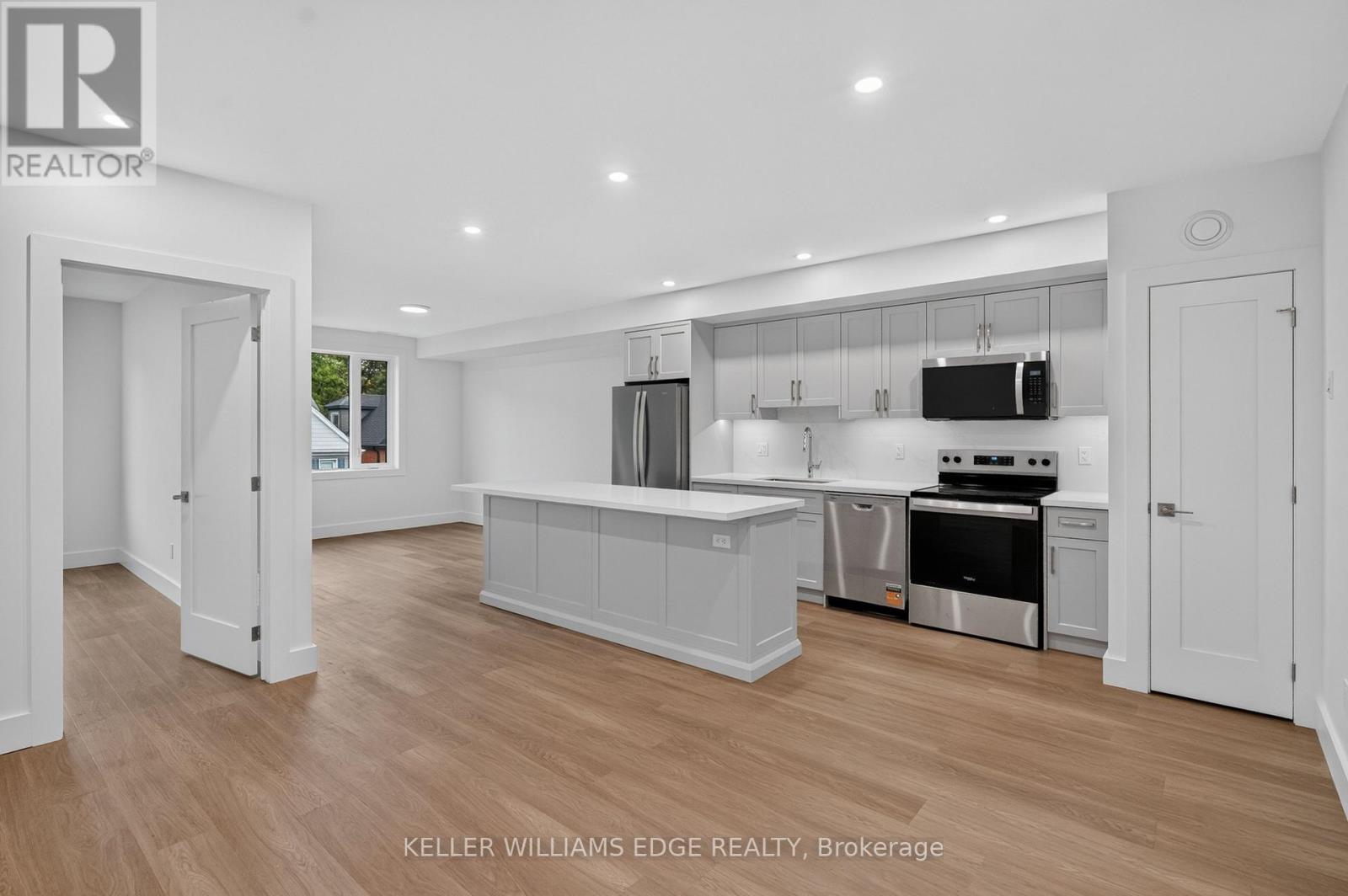 4 - 332 King Street W Property Photo 9